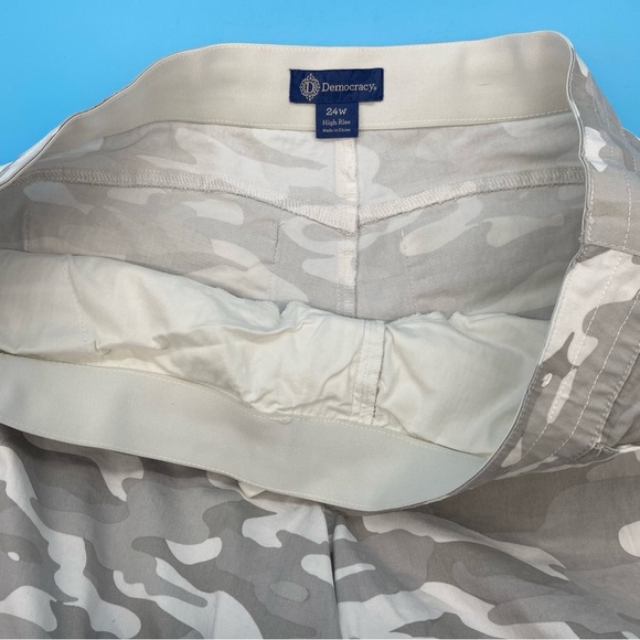 Democracy Gray Camo Women's Hi-Rise Shorts Size 24W - Picture 11 of 11